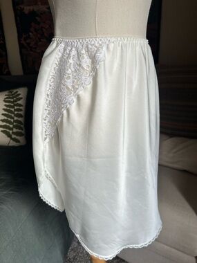 Wacoal Ivory Asymmetrical Lace-Trim Half Slip Skirt